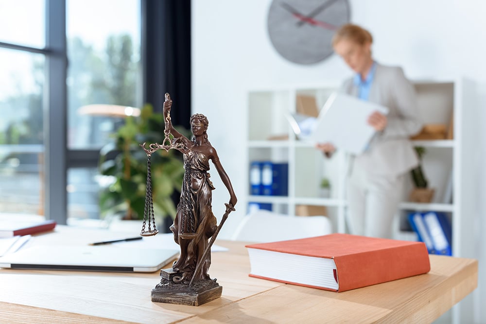 Jeff-Jinks-Law-Indianapolis-Real-Estate-Attorney-Home-Page-Hero-Image-Image-of-Courthouse-Statue-on-Desk